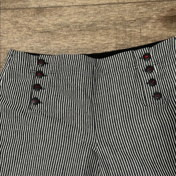Larry Levine Striped Black and White Capri Pants 12 - Picture 3 of 6